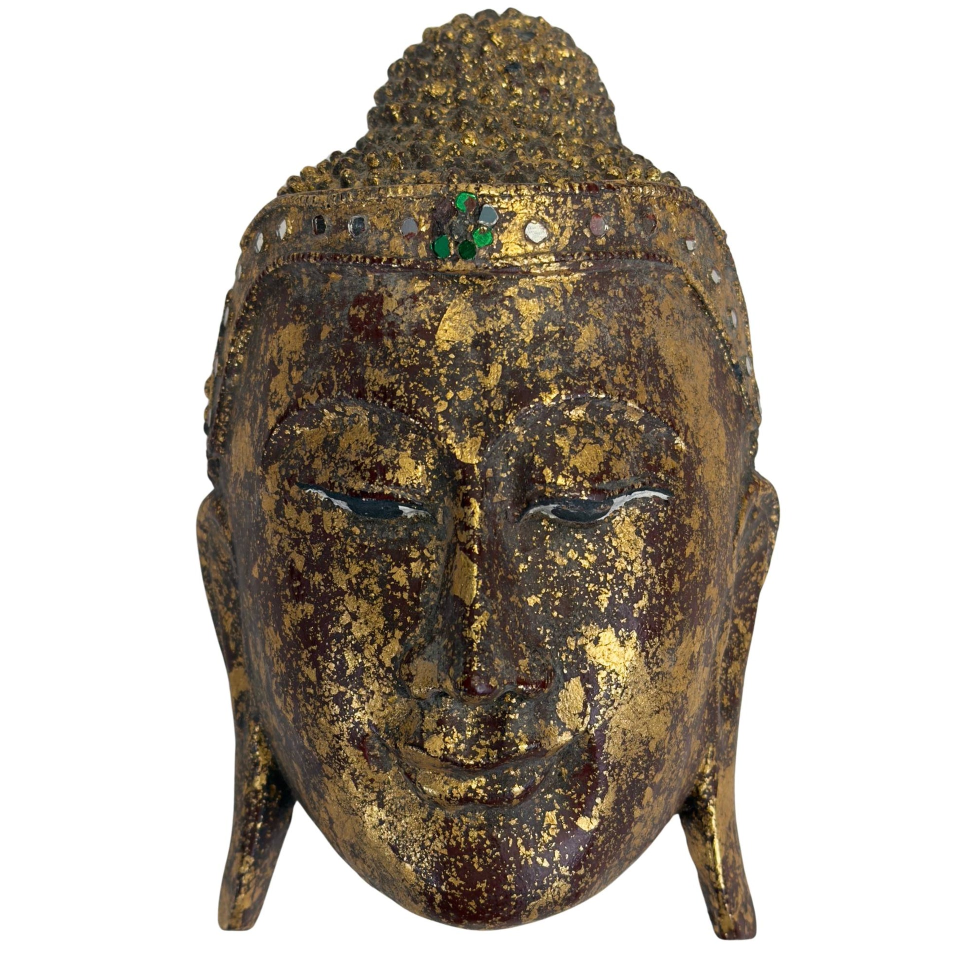 Frontalansicht der antiken burmesischen Buddha-Stirn aus vergoldetem Holz mit feinen, handgemalten Linien auf den gesenkten Augen und einer grünen Hmankazi-Glasrosette auf dem Pata-Band.