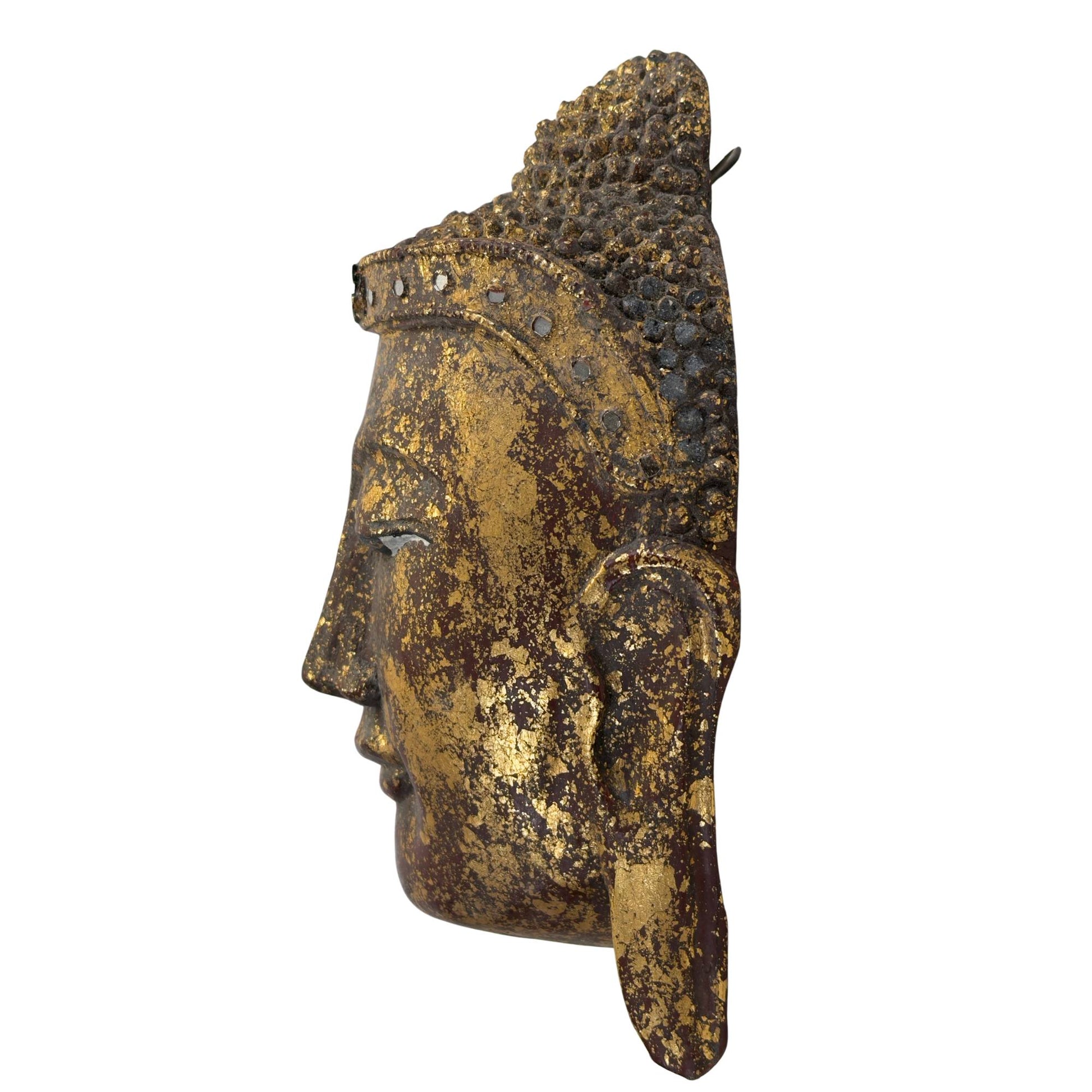 Ansicht von links des antiken Skulpturenfragments, die die subtile Bemalung der Augenlinien und die historische Oxidation der Spiegeleinlagen veranschaulicht.