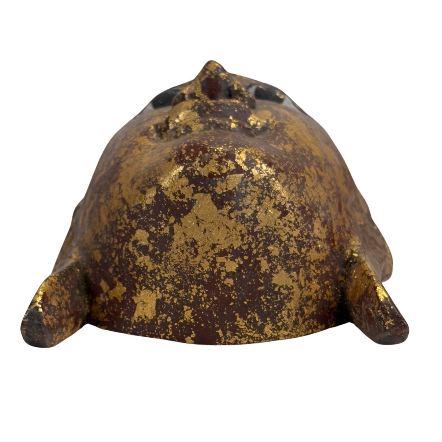 Ansicht von unten, vom Kinn des Ava Buddha, die den schichtweisen Abrieb des Blattgoldes und die tiefe, dunkle Patina an den unteren Kontaktflächen zeigt.