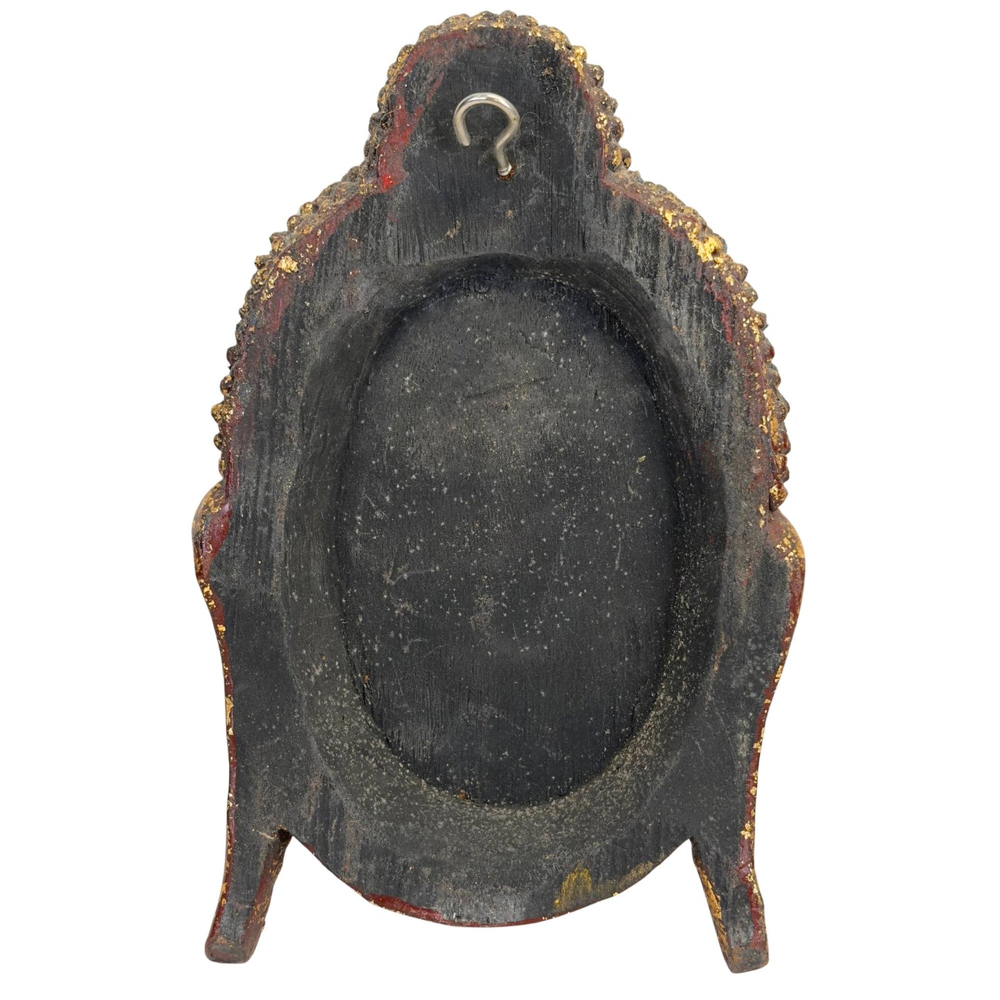 Direkter Blick in das hohle Innere des monolithischen Holzfragments, das vollständig mit der originalen schwarzen Thit-si-Lackschicht überzogen und mit einer metallenen Aufhängeöse versehen ist.