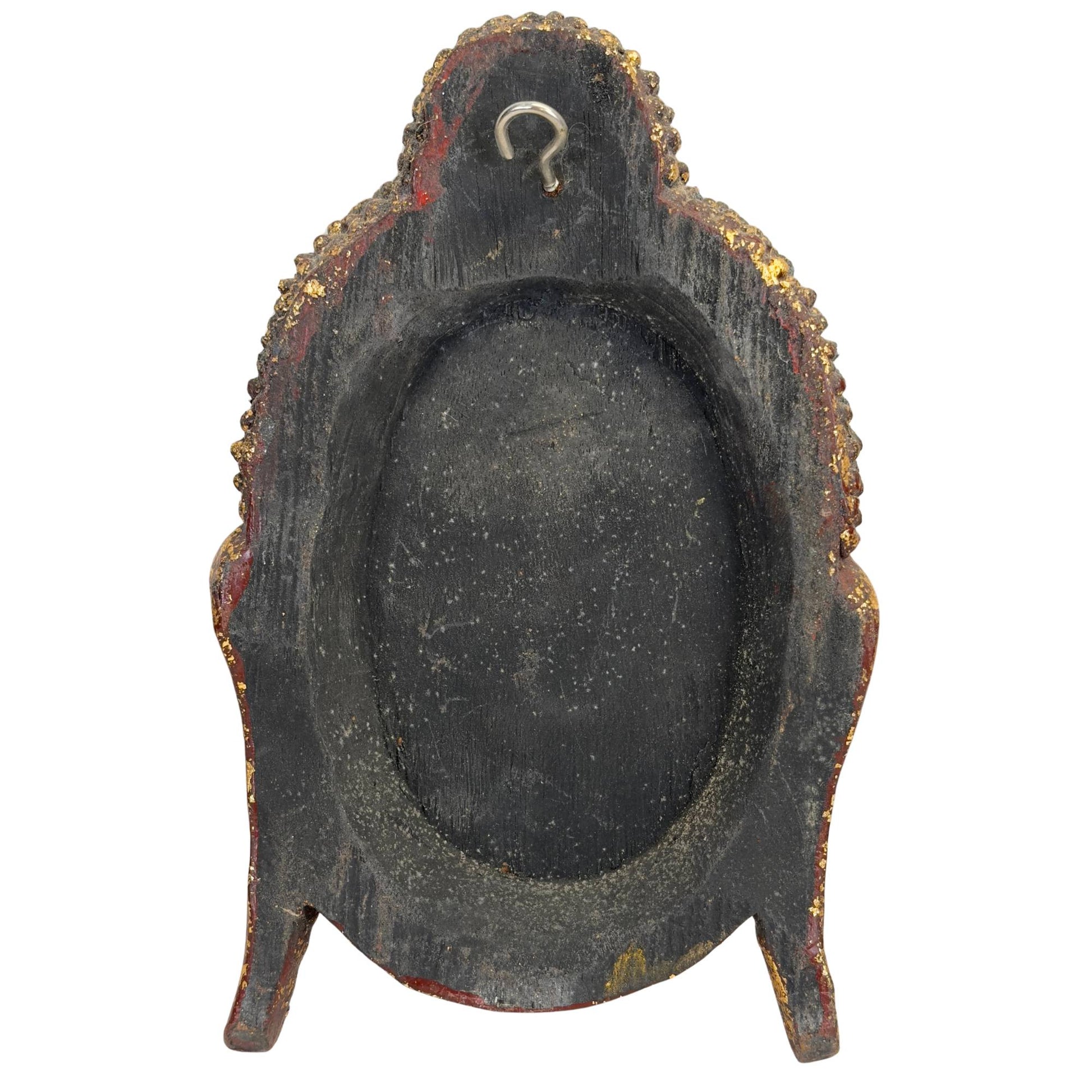 Direkter Blick in das hohle Innere des monolithischen Holzfragments, das vollständig mit der originalen schwarzen Thit-si-Lackschicht überzogen und mit einer metallenen Aufhängeöse versehen ist.