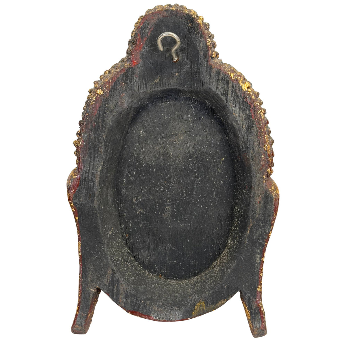 Direct zicht op de holle binnenzijde van het monolithische houten fragment, volledig gecoat met de originele zwarte Thit-si laklaag en voorzien van een metalen ophangoog.