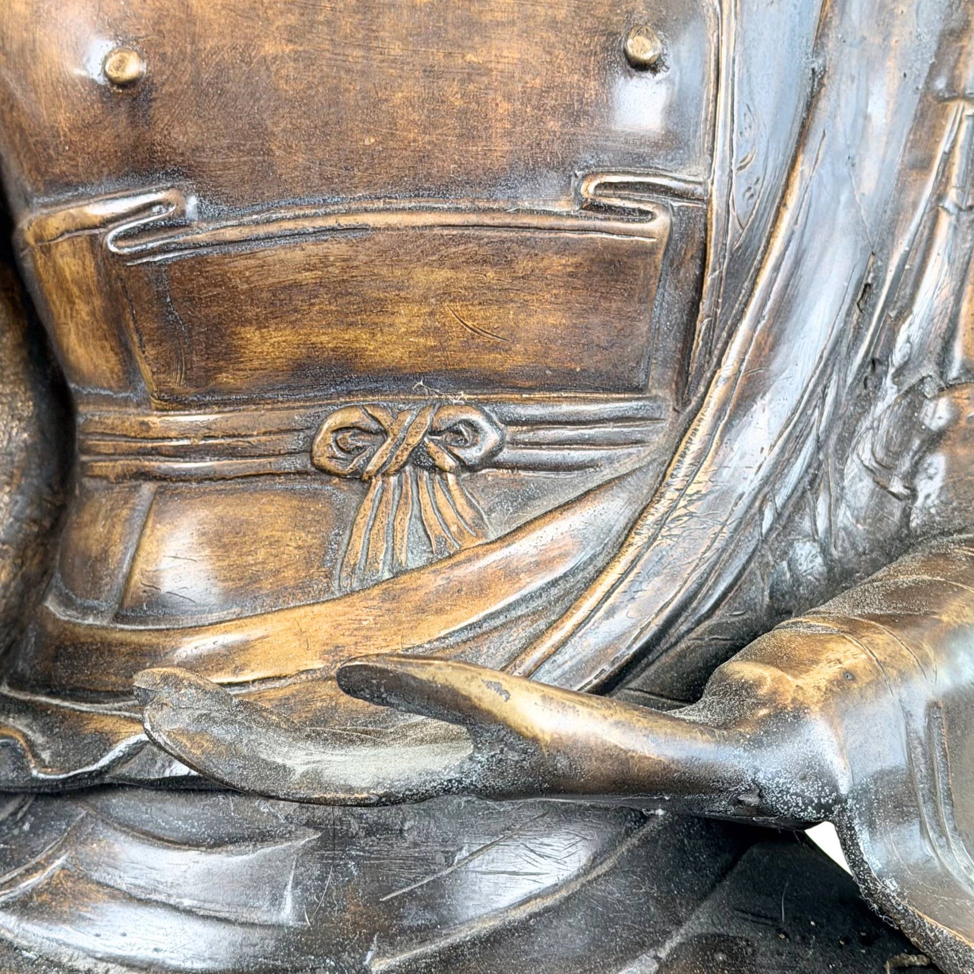 Antike Buddha-Statue im Himalaya-Stil aus schwerer Bronze mit Resten von Feuervergoldung und alter Oberflächenabnutzung.