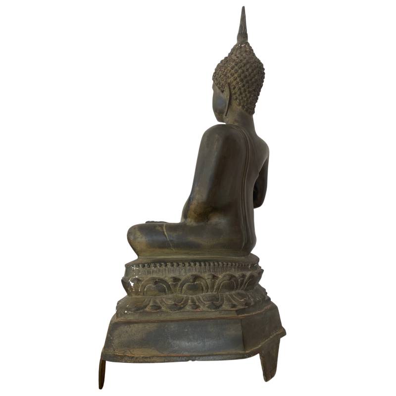 Antike Buddha-Statue aus Bronze, verwendet in einem Tempelkontext