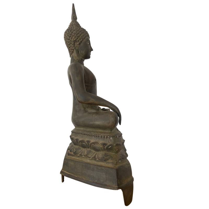 Antike Buddha-Statue aus Thailand im traditionellen Stil