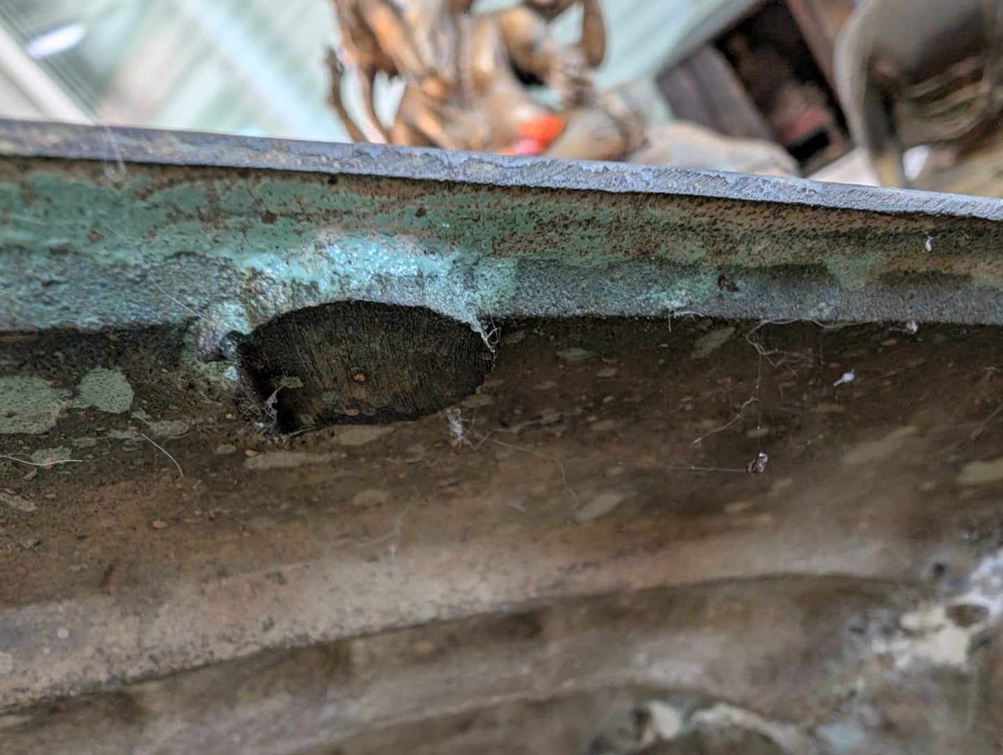 Antike thailändische Buddha-Statue aus aufwendiger traditioneller Gusstechnik