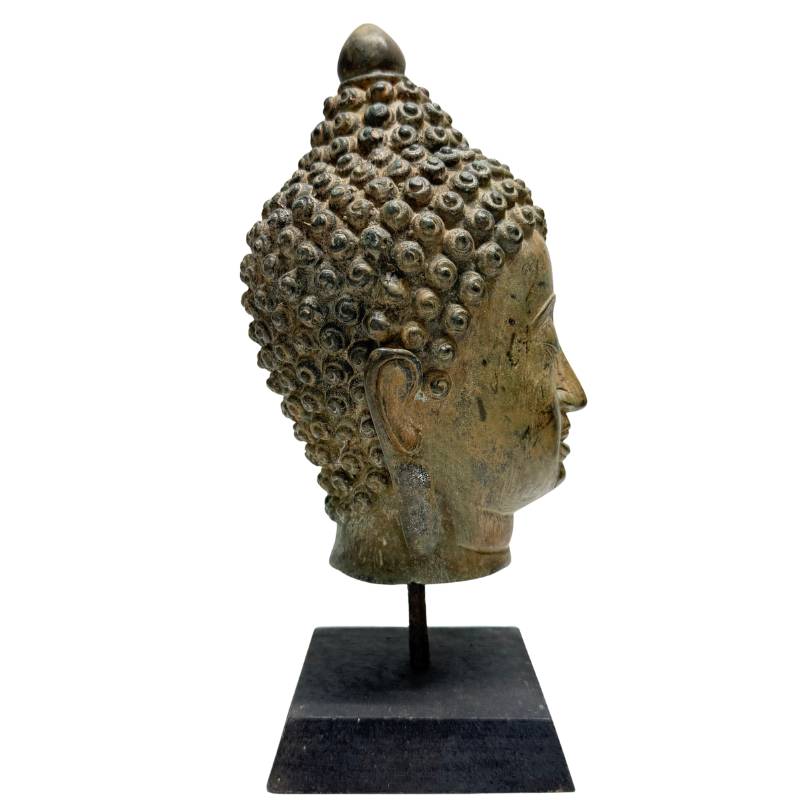 Antiker Buddha-Kopf aus Bronze mit gelassenem Gesichtsausdruck und geschlossenen Augen