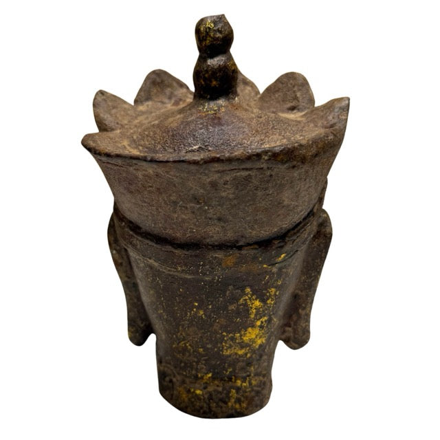 Antiker buddhistischer Kopf der Ksitigarbha-Statue aus Gusseisen mit Resten von Blattgold.