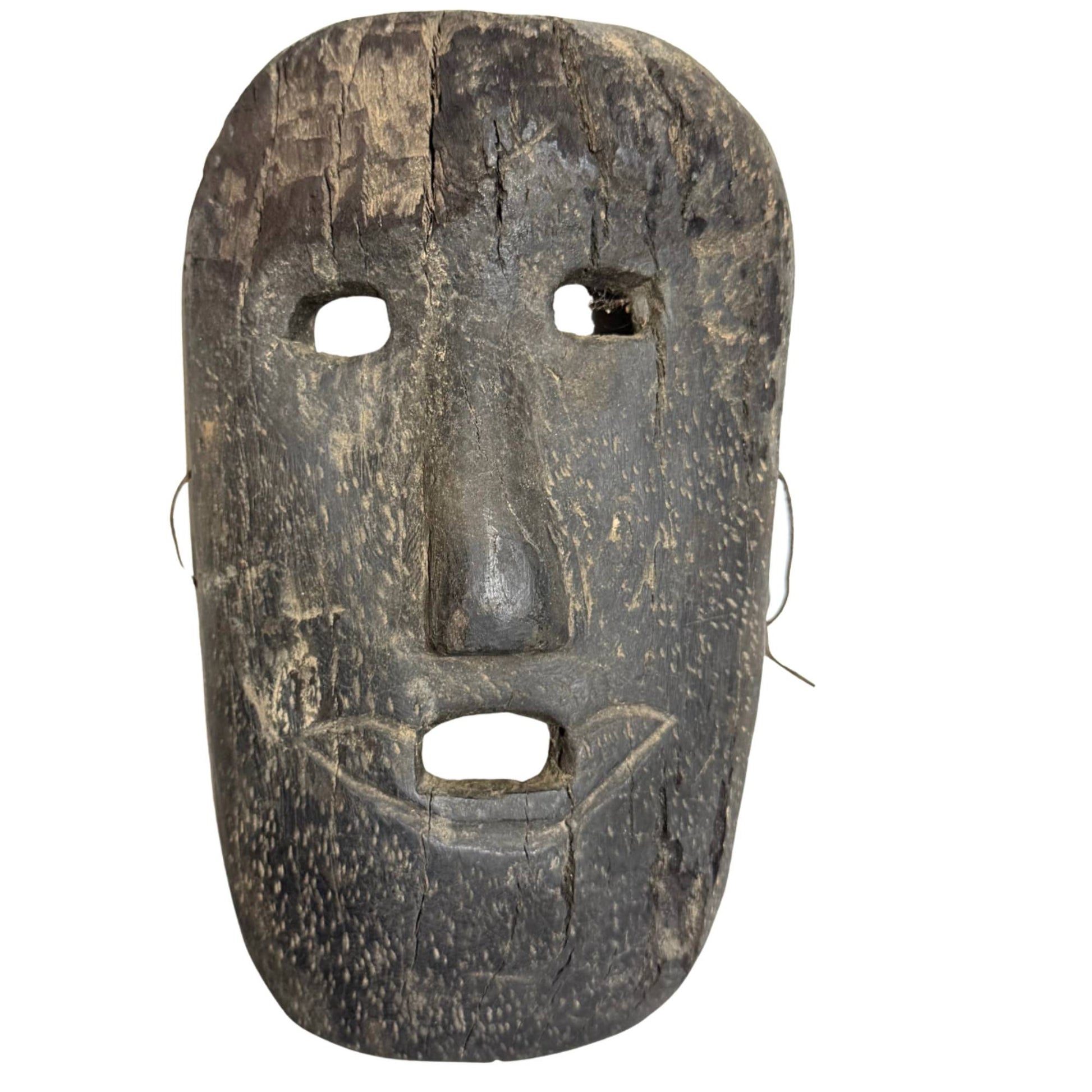 Antike, breite hölzerne Himalaya-Schamanenmaske, handgeschnitzte Ritualmaske von 26 cm mit tiefdunkler Patina
