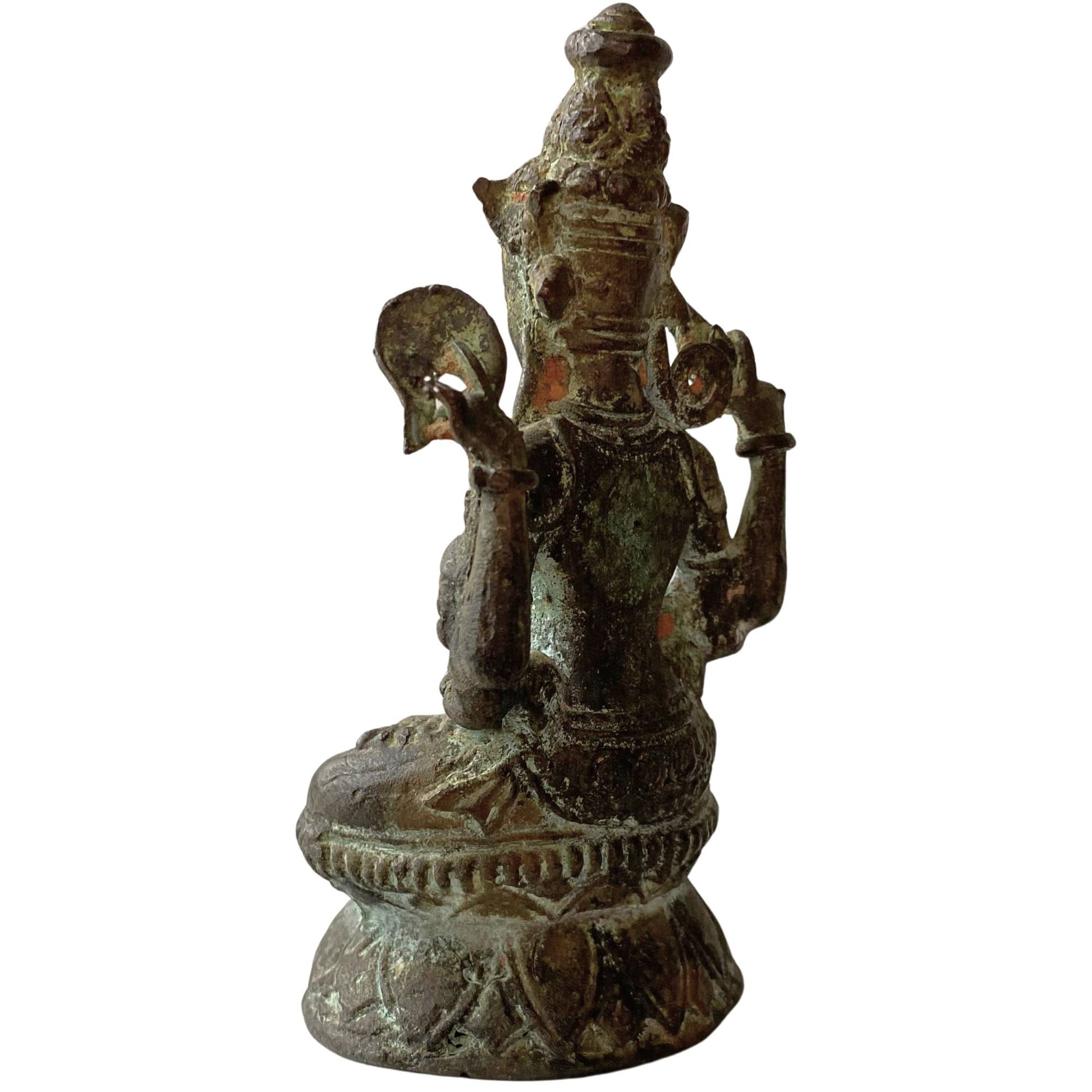 Detail der historischen Cuprit-Oxidation an einer antiken tibetischen Buddha-Statue aus Bronze.