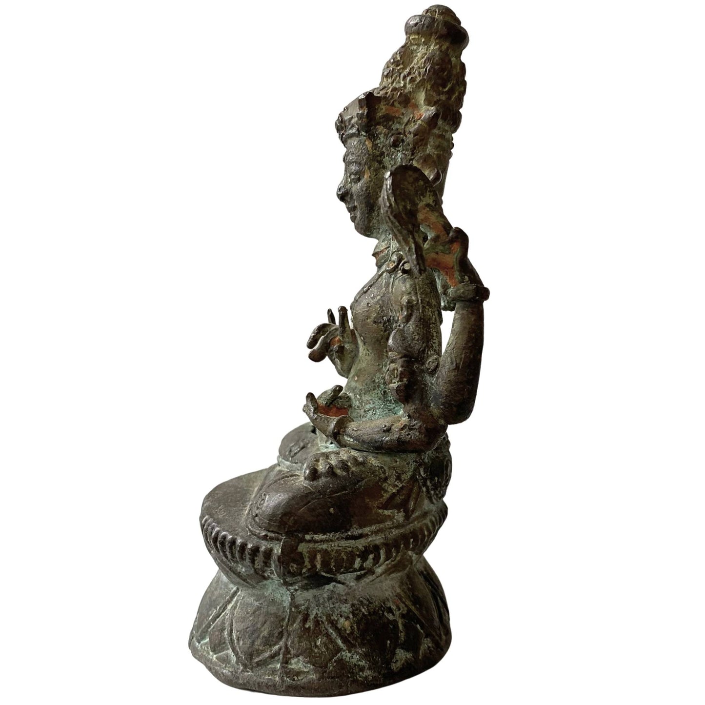 Detail der historischen Cuprit-Oxidation an einer antiken tibetischen Buddha-Statue aus Bronze.