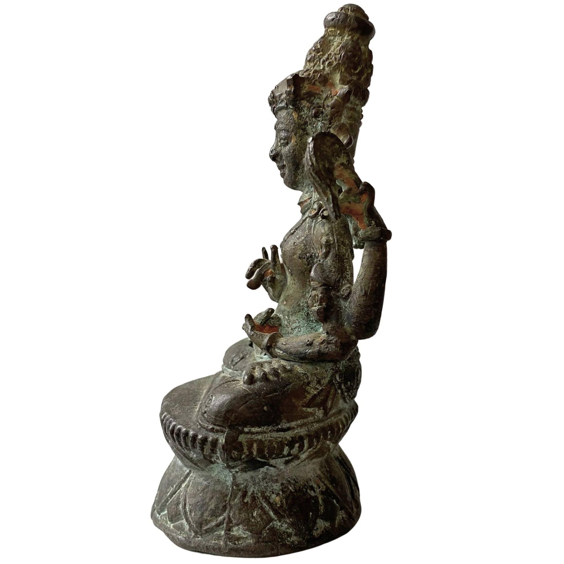 Detail der historischen Cuprit-Oxidation an einer antiken tibetischen Buddha-Statue aus Bronze.