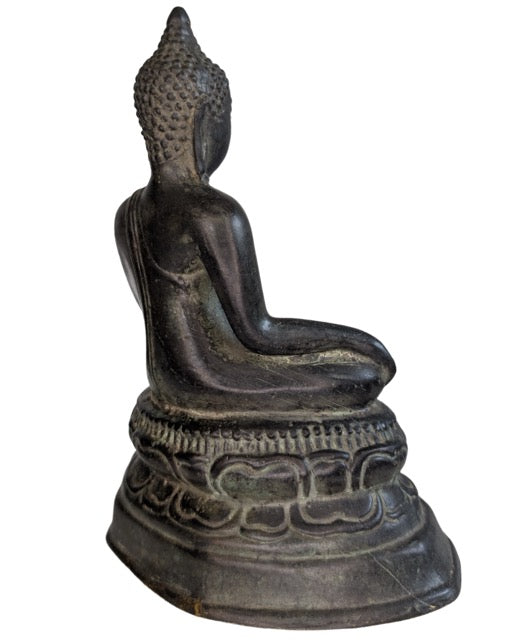 Rückseite der Buddha-Statue aus massiver Bronze mit authentischer Patina.