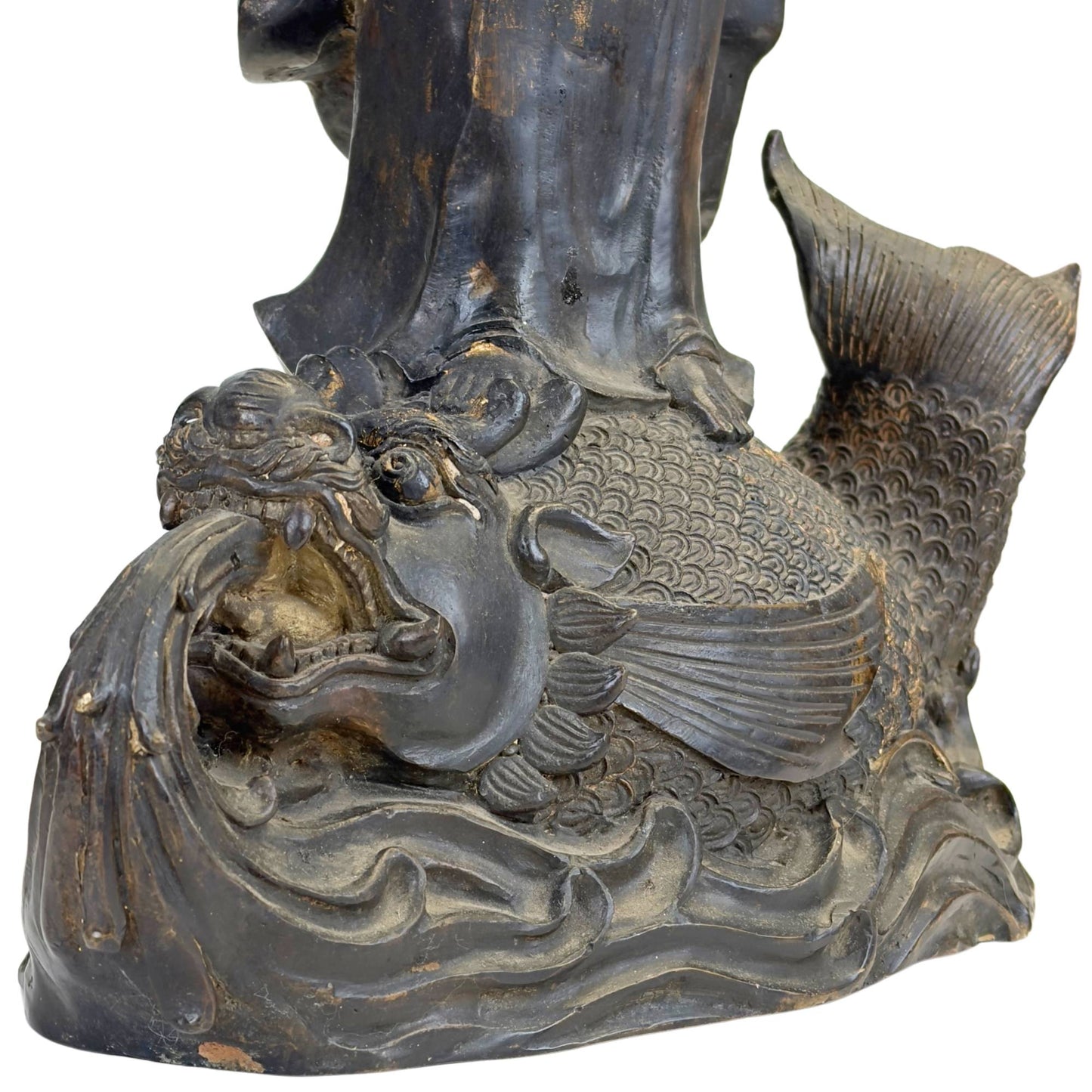 Antike Bodhisattva-Statue aus Bronze auf einem Wasserdrachen mit reich verziertem Sockel und spiritueller Bedeutung