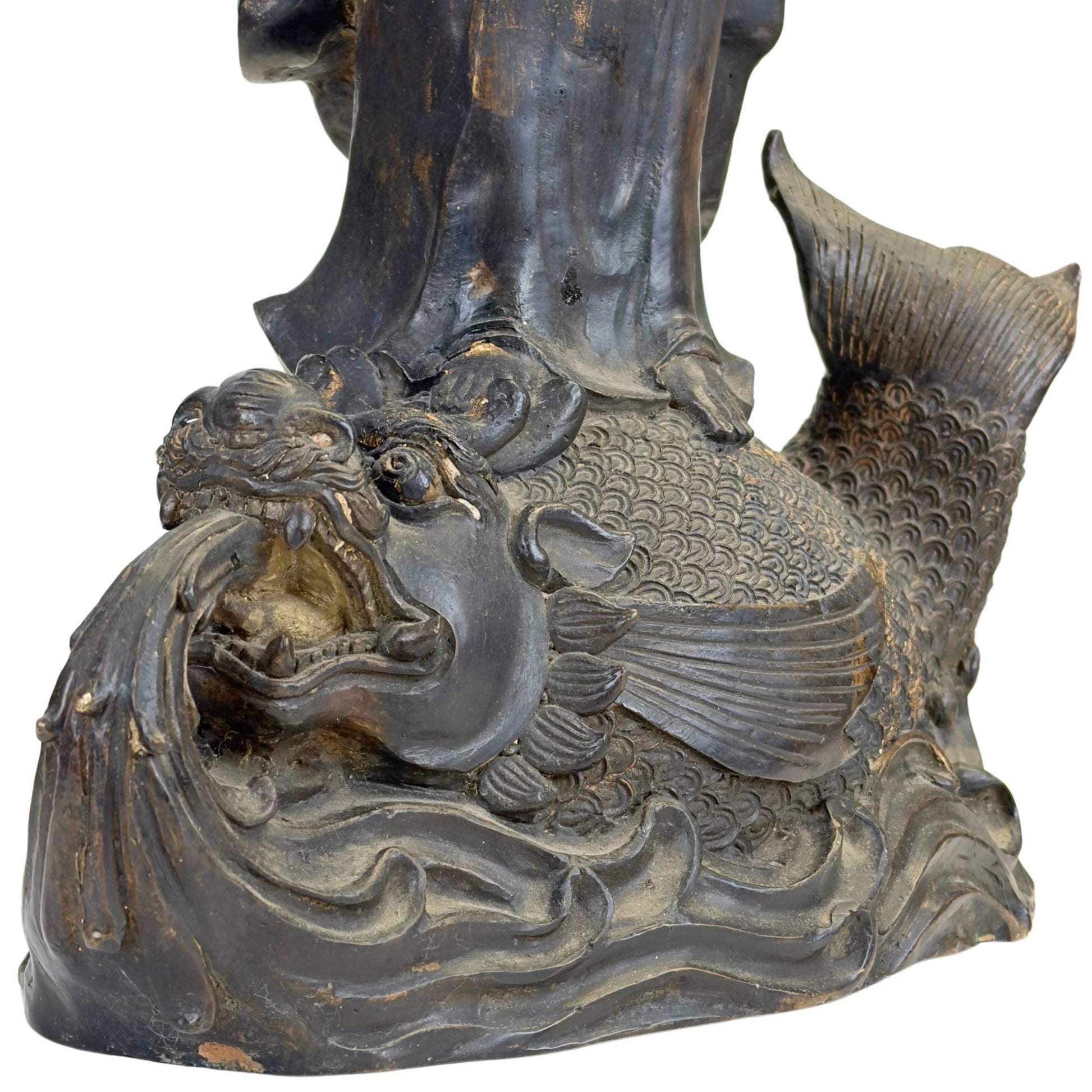 Antike Bodhisattva-Statue aus Bronze auf einem Wasserdrachen mit reich verziertem Sockel und spiritueller Bedeutung