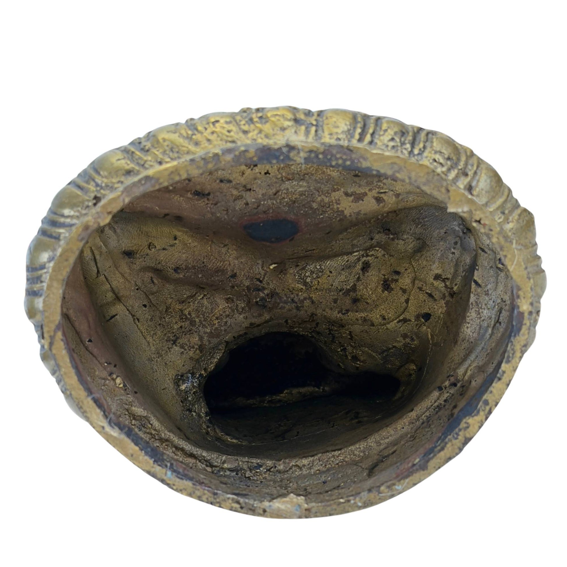 Unterseite des hohlgegossenen mongolischen Buddha mit dem originalen unversiegelten Gusshohlraum, dunkler Kupferoxidation der Haut und einem authentischen Gussstopfen.