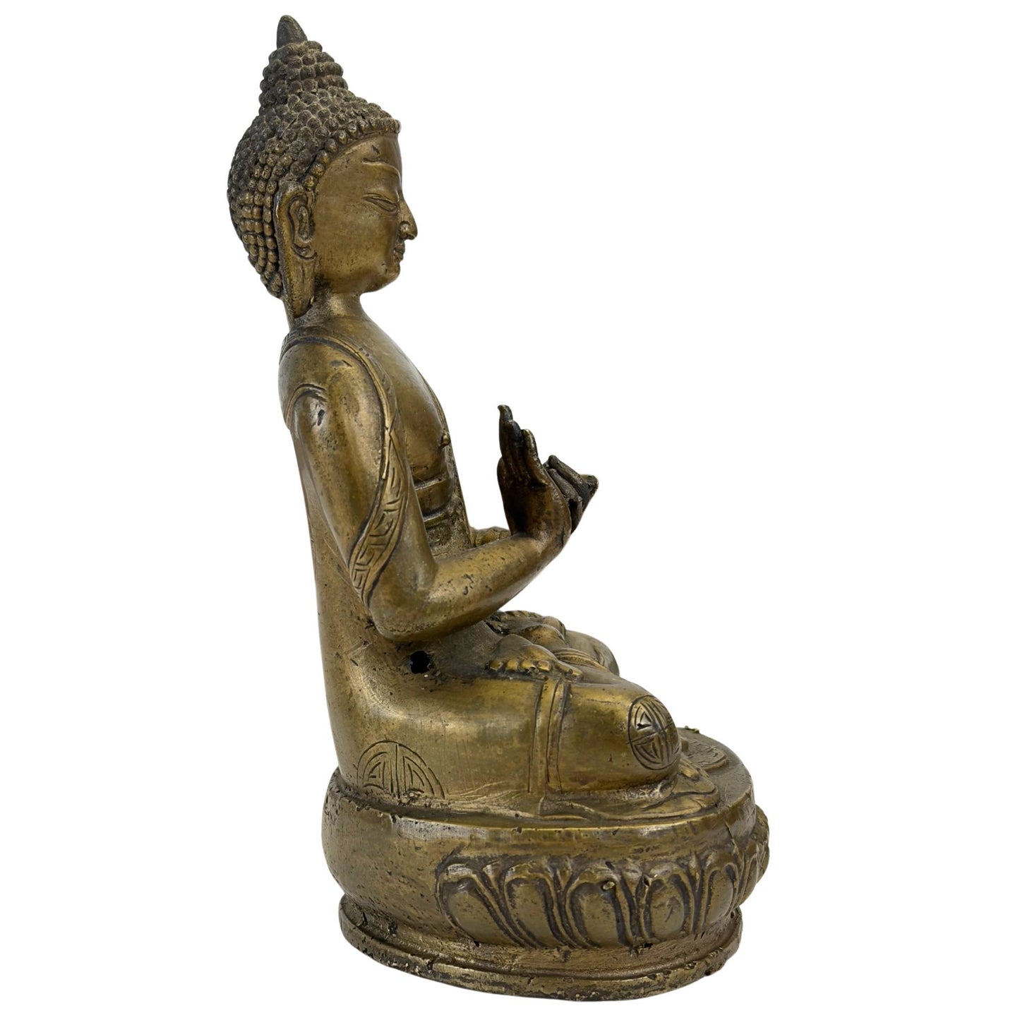 Seitenansicht des sitzenden antiken Buddha, die den vollen Brustkorb und die schlanke Taille zeigt.