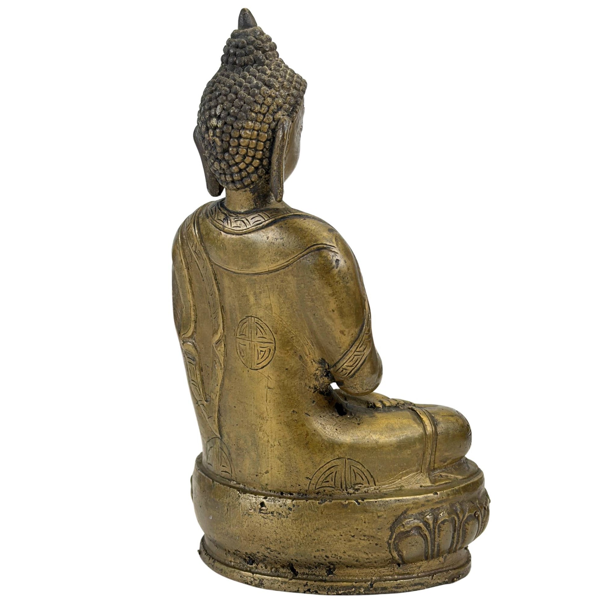 Schräge Rückansicht der handgefertigten Bronzestatue mit fein eingravierten buddhistischen Symbolen auf dem Gewand.