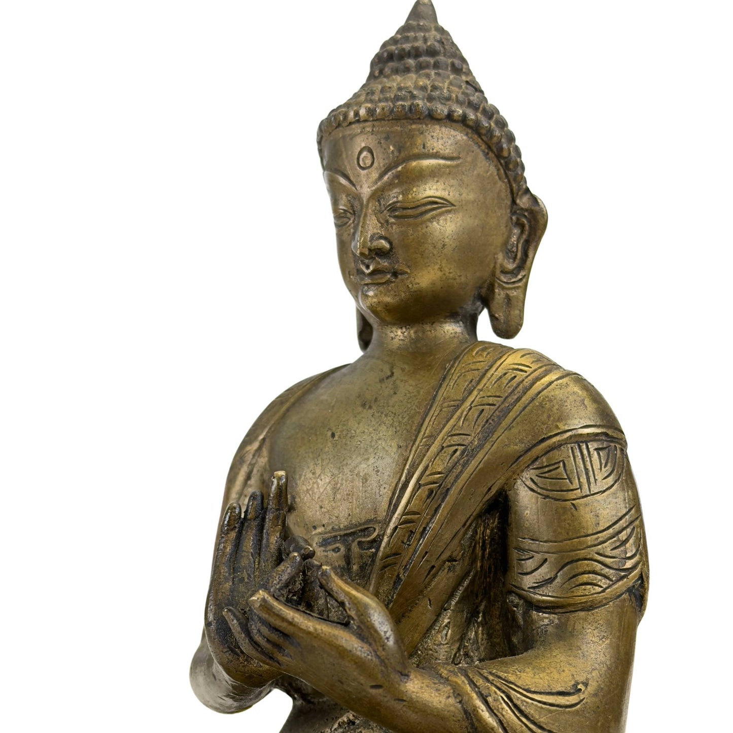 Detailaufnahme des Oberkörpers mit der spezifischen, raffinierten Fingerhaltung des Shramana-Mudra.