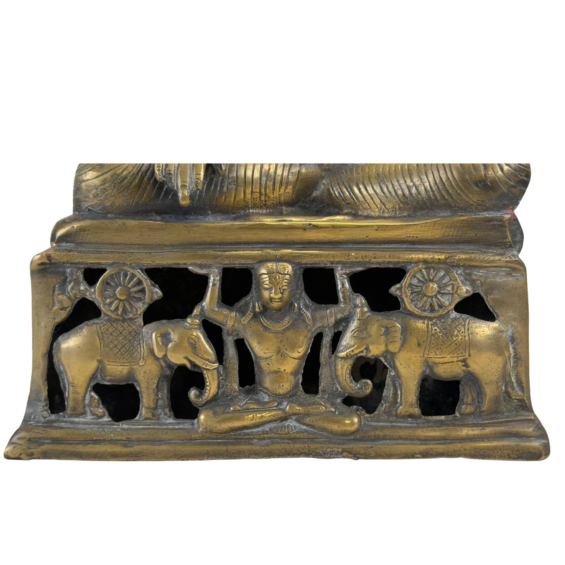 Detail des durchbrochenen Frieses im Sockel mit der zentralen Figur und den zeremoniellen Elefanten