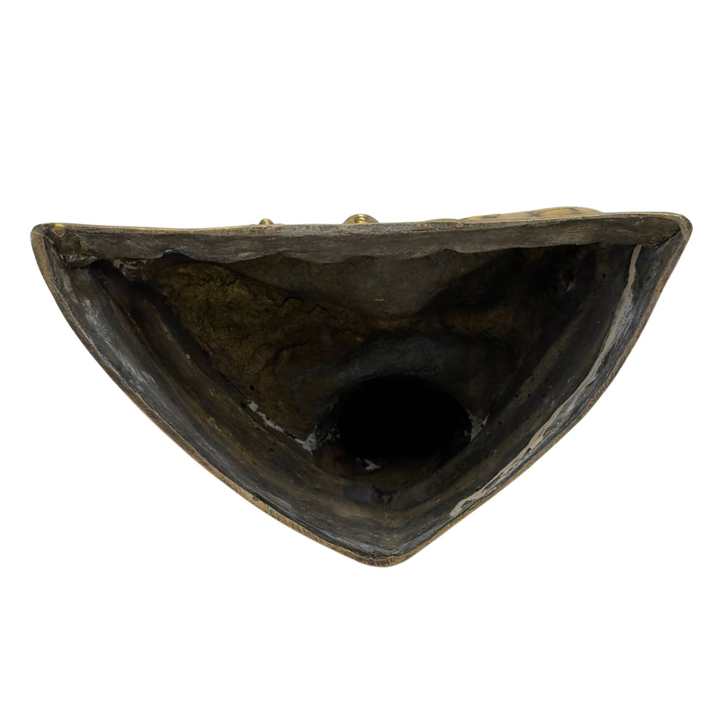 Unterseite des hohlgegossenen Buddha aus Bronze mit den originalen, geschichteten Gusskernresten und natürlichen Oxidationsspuren.