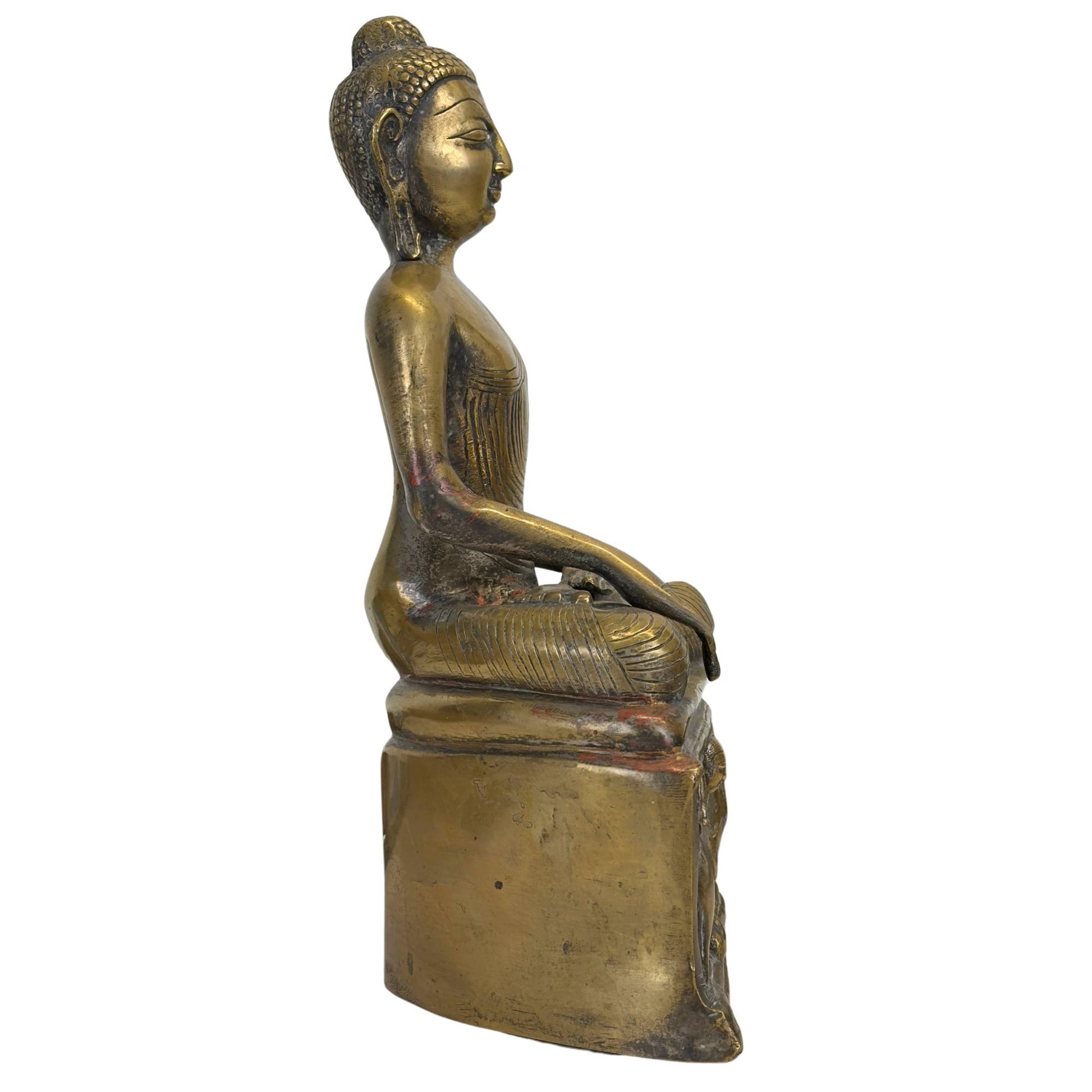 Seitenansicht der vorindustriellen Buddha-Bronzestatue mit sichtbarer gold-olivgrüner Reibungspatina.