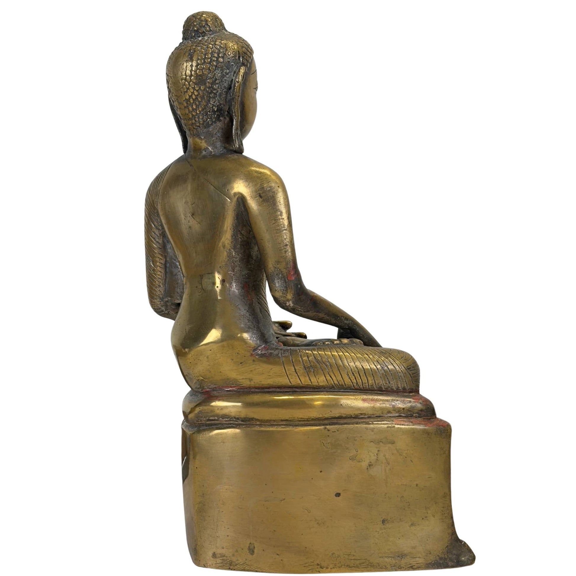 Schräge Rückansicht des antiken Buddha mit der natürlichen, historischen Bronzefärbung