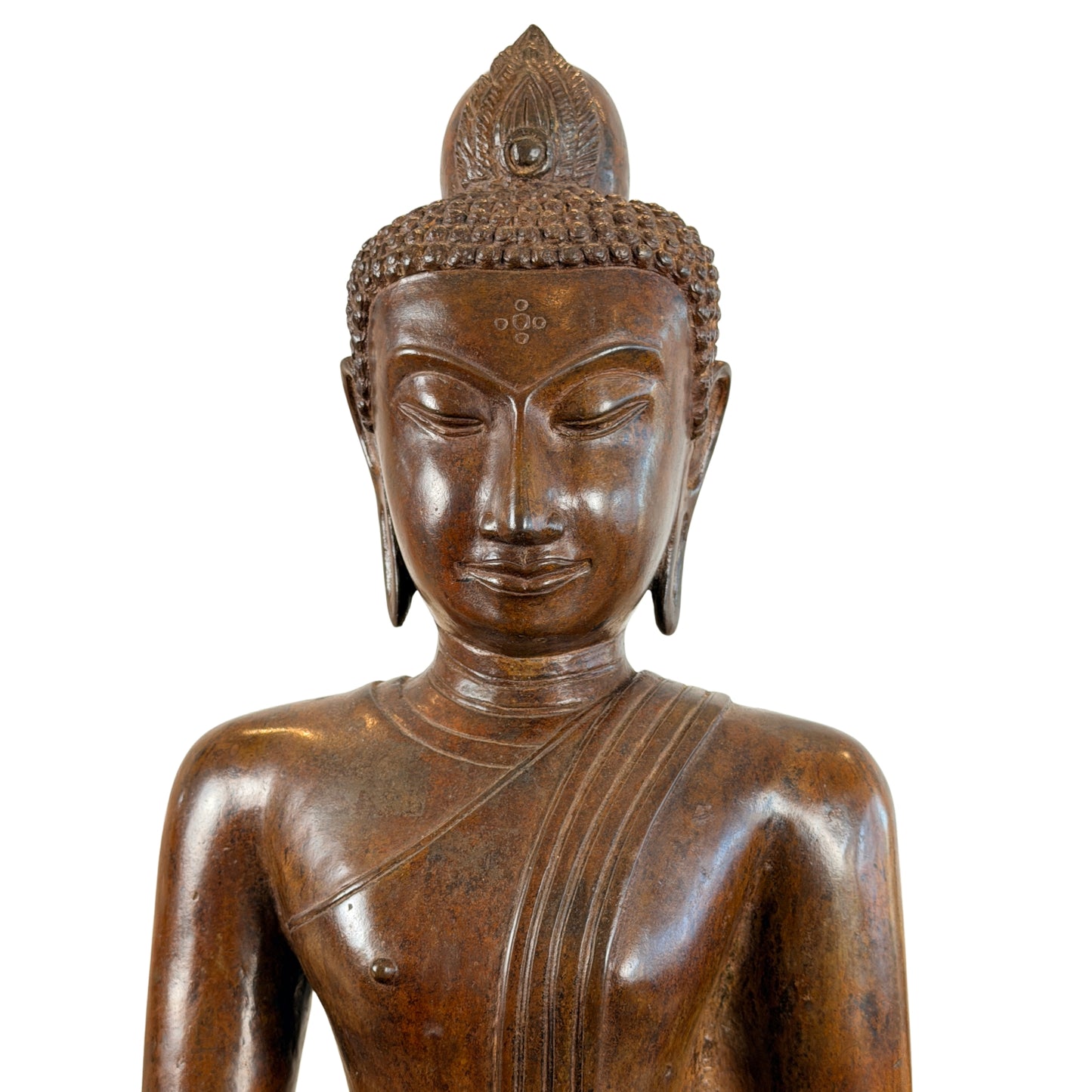 Detail von Kopf und Schultern des thailändischen Buddha Muchalinda mit langen Ohrläppchen, schmalen Augen und fünffacher kreisförmiger Urna-Konfiguration