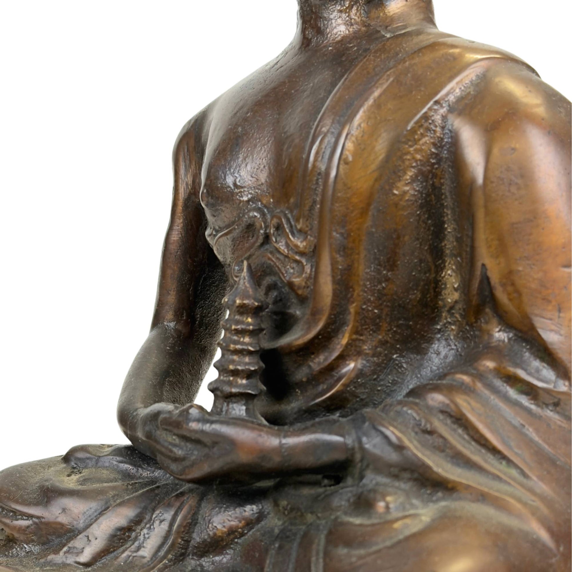 Antike Buddha-Statue aus Bronze mit sichtbaren inneren Markierungen, alter Oxidation und schwerem Guss sowie Stupa