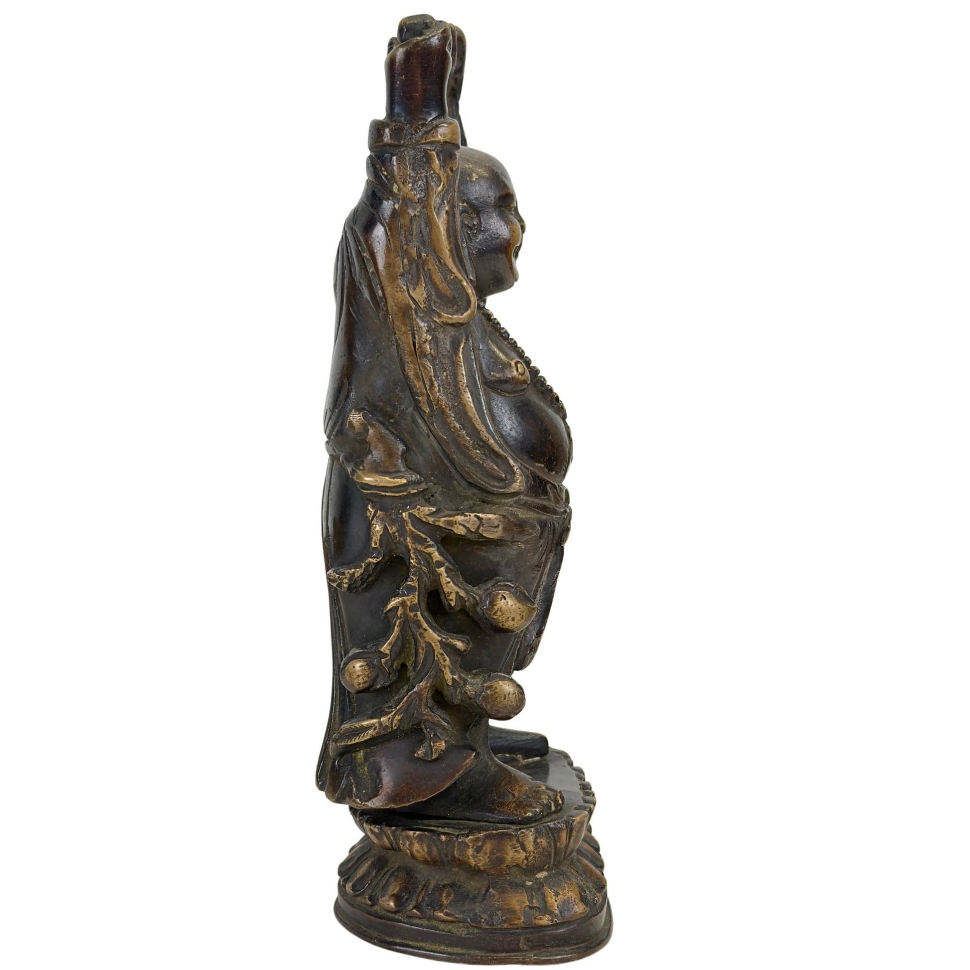 Seitenansicht der schweren antiken Budai-Altarstatue, die die traditionellen Falten des Gewandes zeigt.