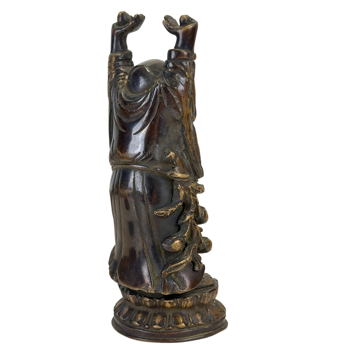 Schuin achteraanzicht van de bronzen Lachende Boeddha met zichtbare historische gietnaad
