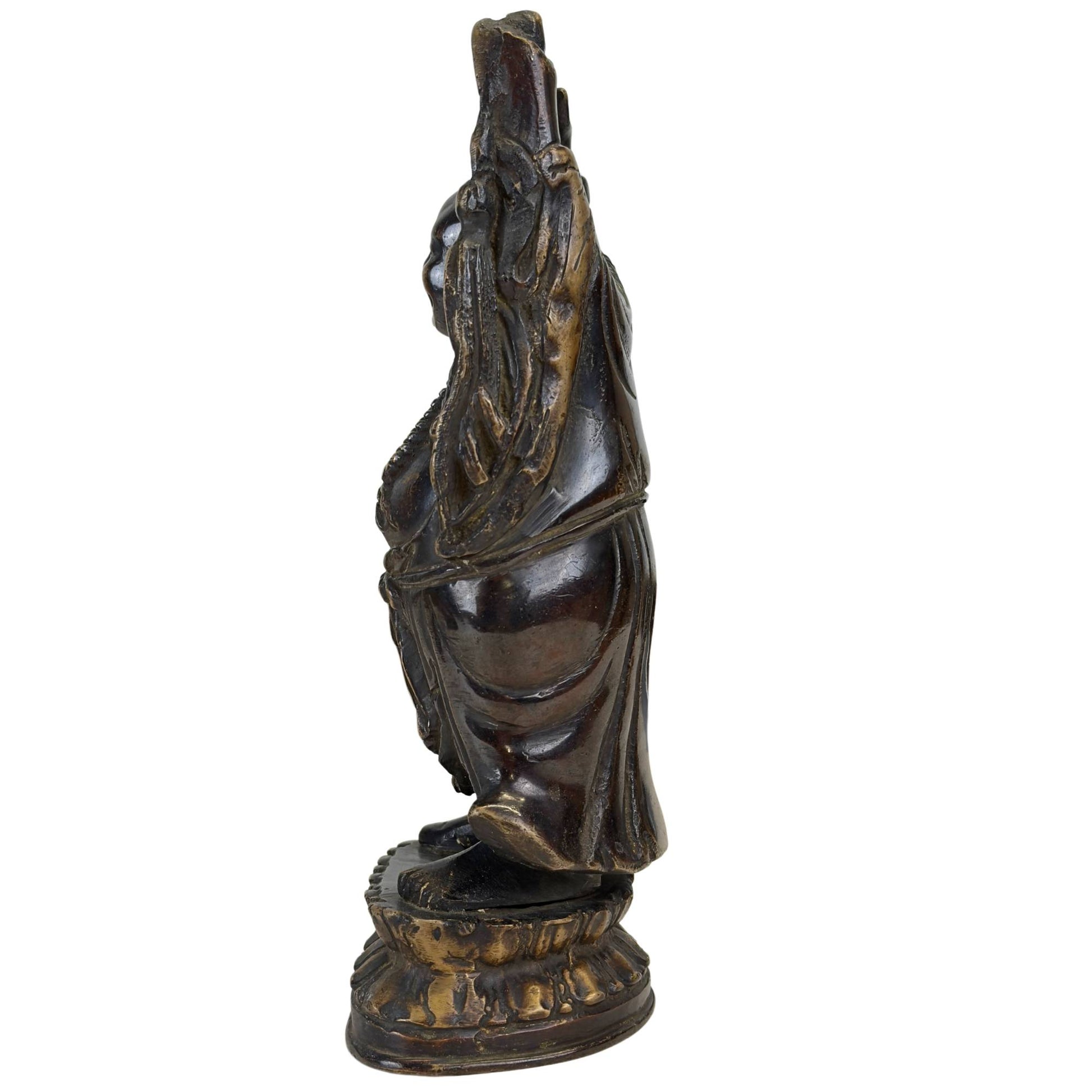 Seitenansicht des vorindustriellen Budai-Bronzegusses mit authentischen Altersspuren