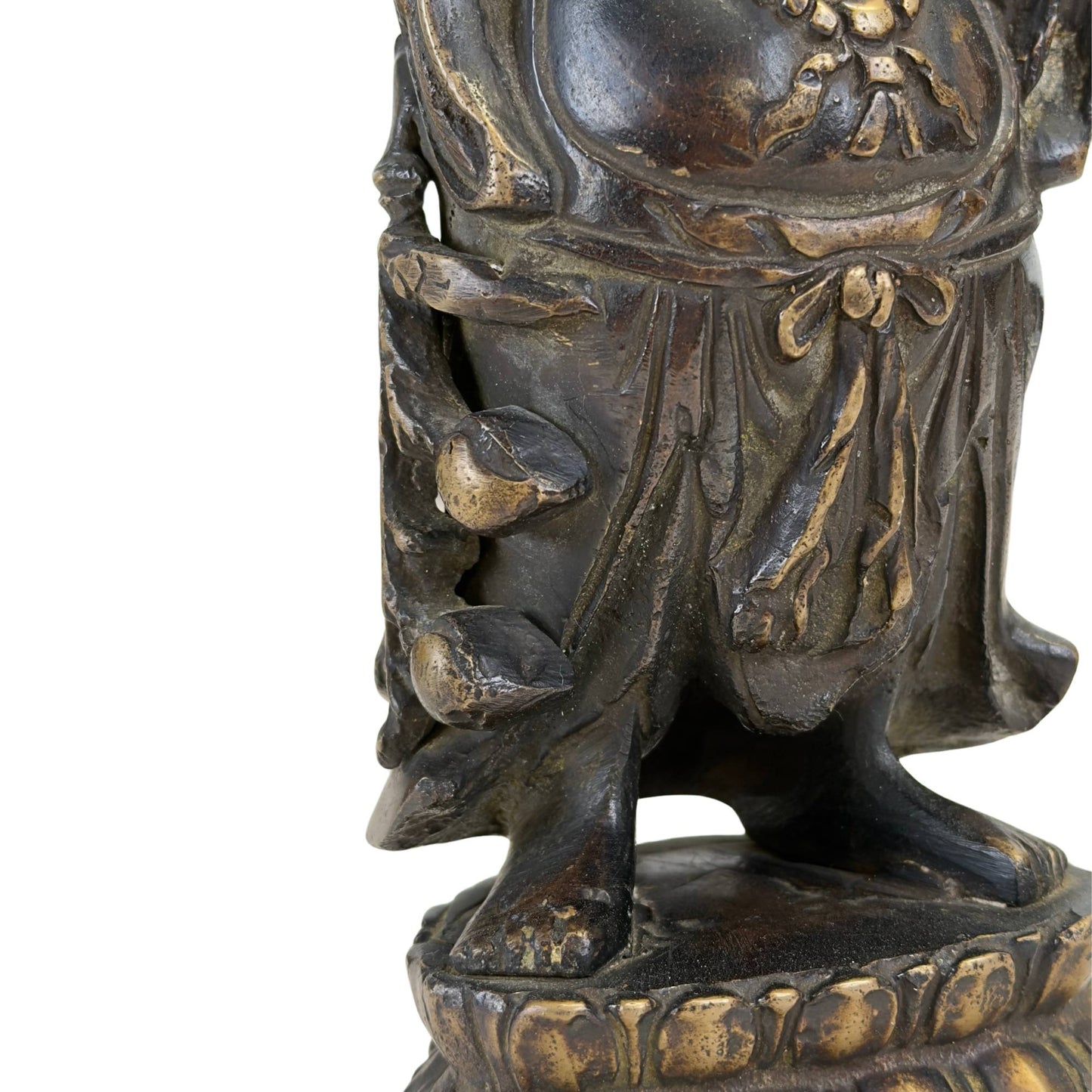 Detail der Bronzeoberfläche und der buddhistischen Gebetskette (Mala) auf dem runden Bauch des Buddha