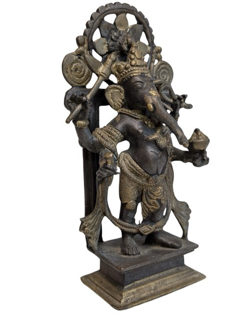 Antike, schwere Ganesha-Statue aus Bronze mit Feuervergoldung und offener Aura, Himalaya, 18.–19. Jahrhundert