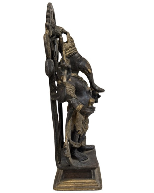 Antike Ganesha-Statue aus Bronze mit alter Feuervergoldung und rituellen Attributen, Himalaya-Stil