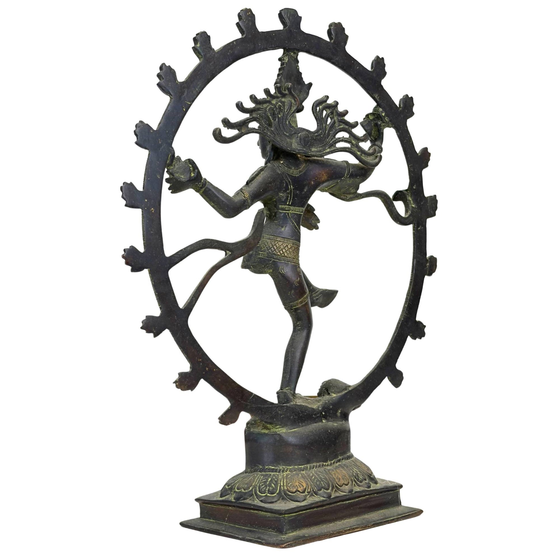 Nepalesische Bronzeskulptur von Shiva Nataraja aus dem frühen 20. Jahrhundert mit charakteristischen Merkmalen des vorindustriellen Gussverfahrens.
