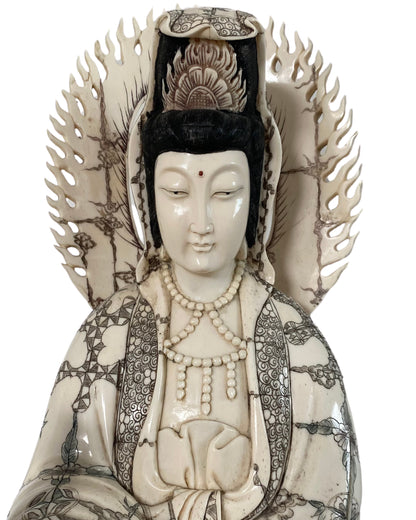 Antikes chinesisches Beinornament mit feinen gravierten Gewaden und dekorativen Details