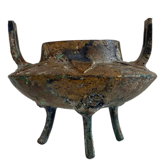 Vorderansicht eines authentischen Ding-Räuchergefäßes aus der Qing-Dynastie mit Taotie-Masken.