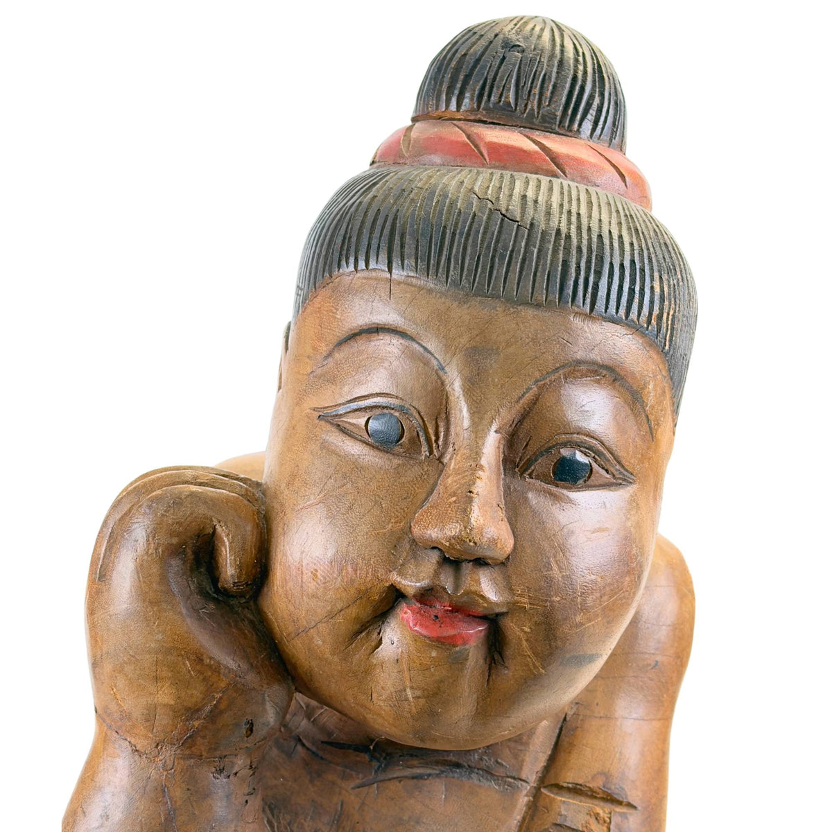 Nahaufnahme des Gesichts eines antiken chinesischen Tongzi Glückskinds aus massivem Hartholz mit originaler Polychromie, späte Qing ca. 1890‑1925.