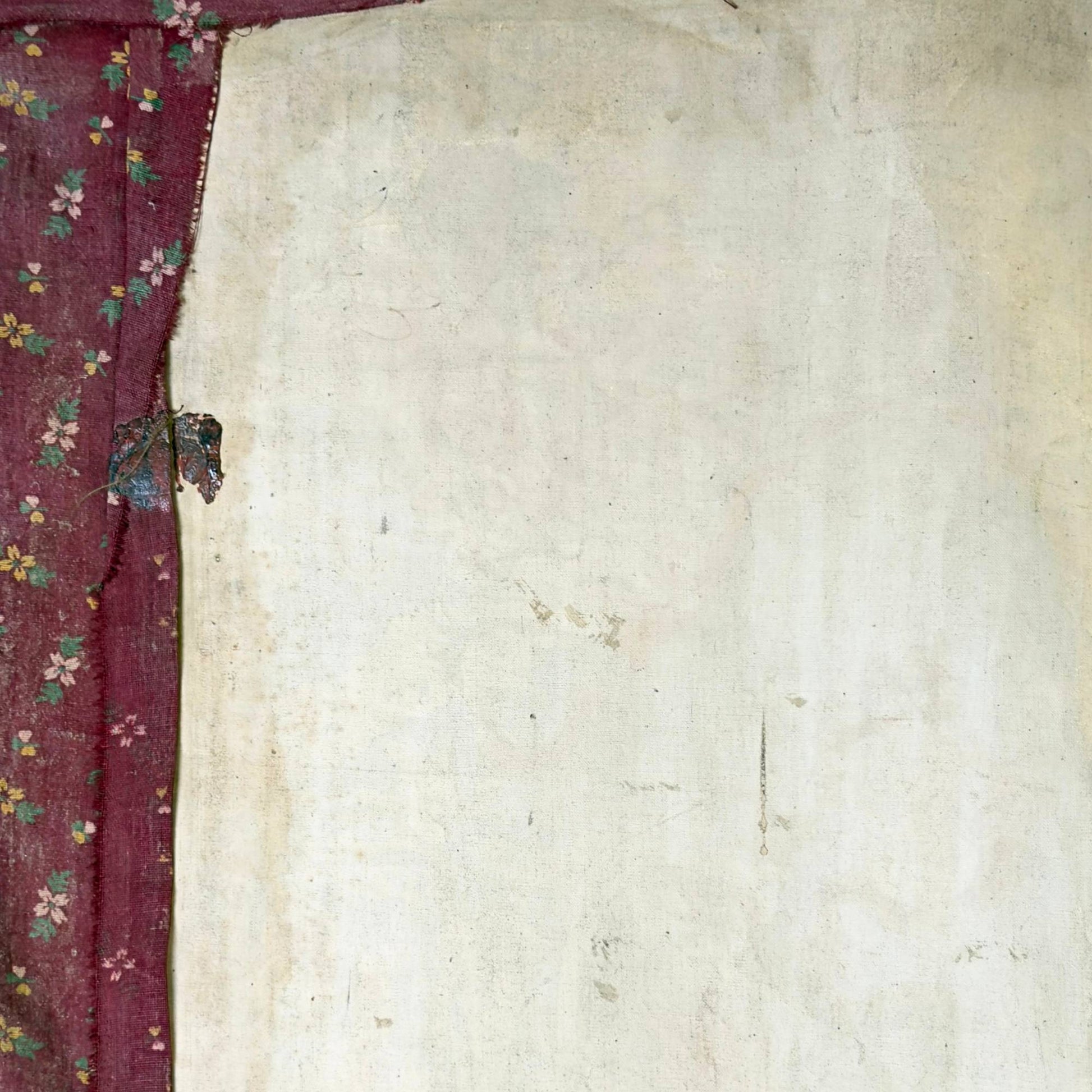 Natürliche Patina und charakteristisches Craquelé einer antiken, handgemalten tibetischen Rollmalerei