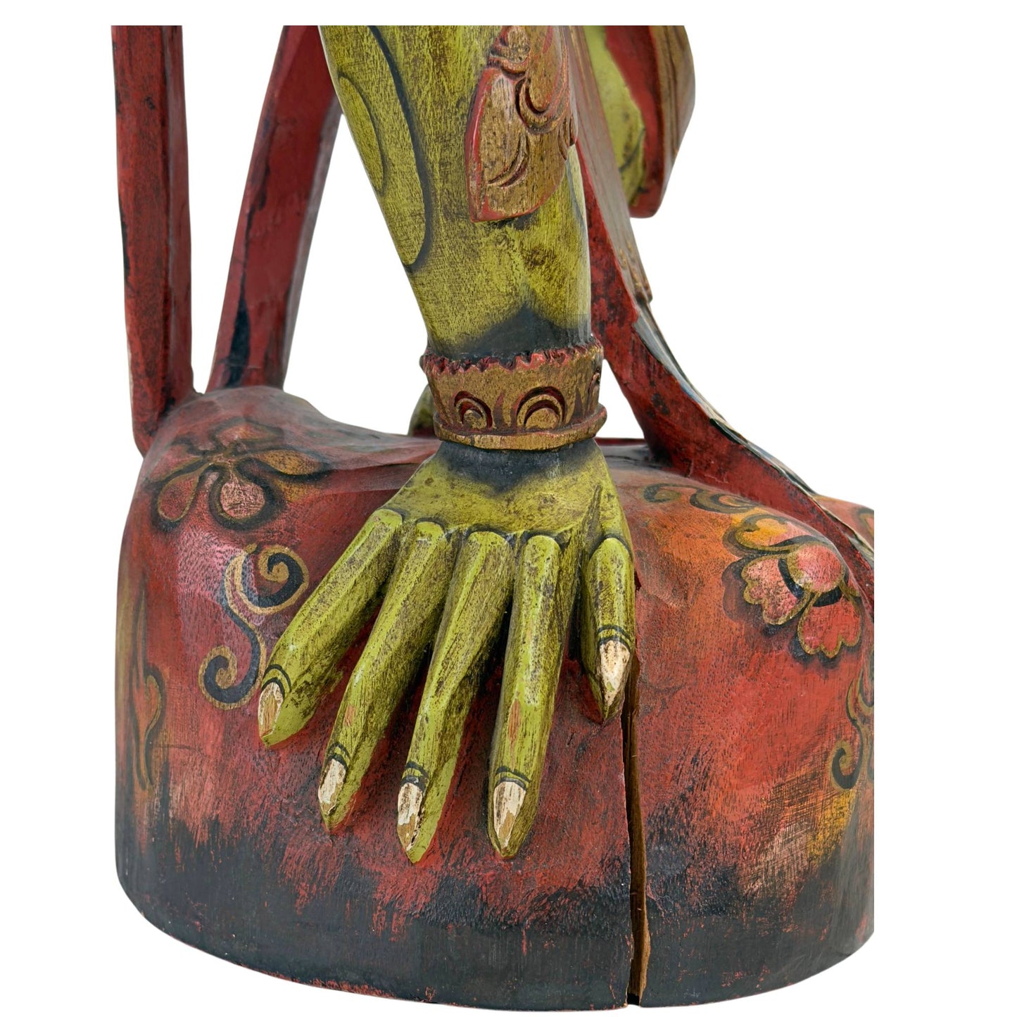Unterseite der monolithischen Hanuman-Statue mit deutlichen Handmeißelspuren und natürlicher Holzmaserung.