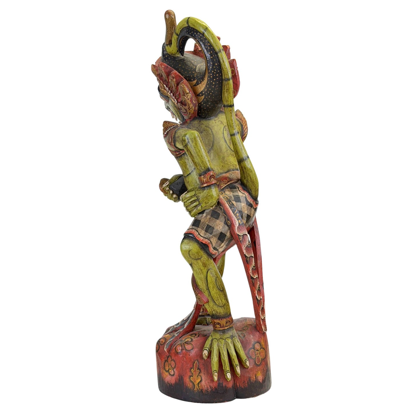 Seitenansicht des hölzernen Hanuman-Kris-Trägers mit den charakteristischen vertikalen Stoßzähnen und den Flügeln der königlichen Krone.
