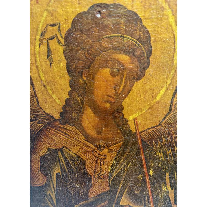 Detail des Gesichts und der Attribute Michaels, einschließlich der Kugel mit dem Monogramm Christi.