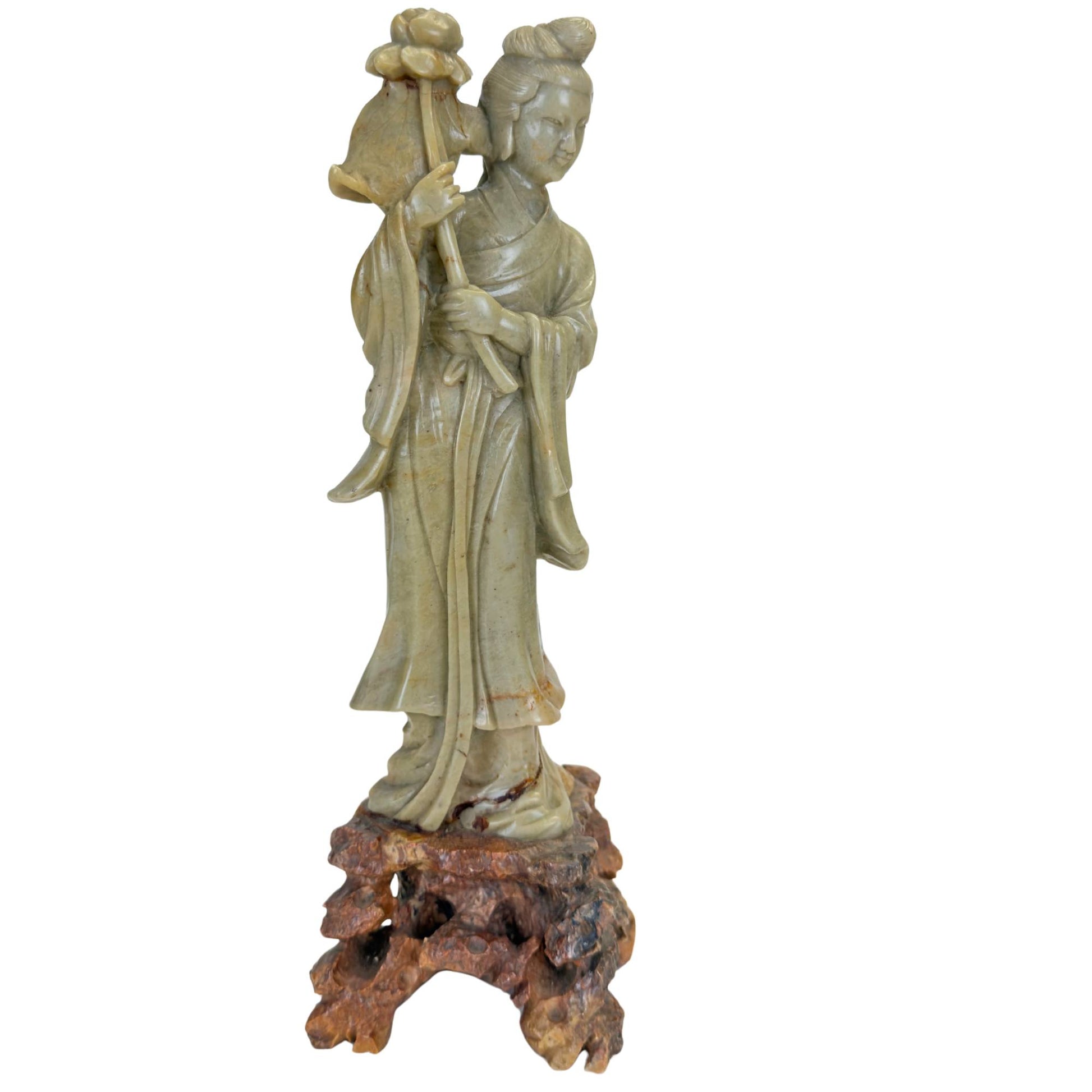 Vorderansicht einer antiken hölzernen Tempeltafel aus dem 18. Jahrhundert aus Südindien, die die Göttin Lakshmi darstellt.