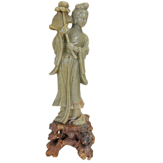 Vorderansicht einer antiken hölzernen Tempeltafel aus dem 18. Jahrhundert aus Südindien, die die Göttin Lakshmi darstellt.