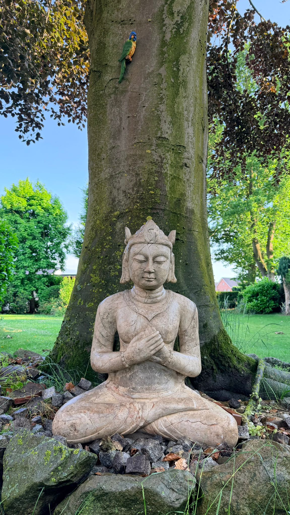 Alte indonesische Tempelstatue aus massivem Naturstein, wahrscheinlich Java oder Bali.