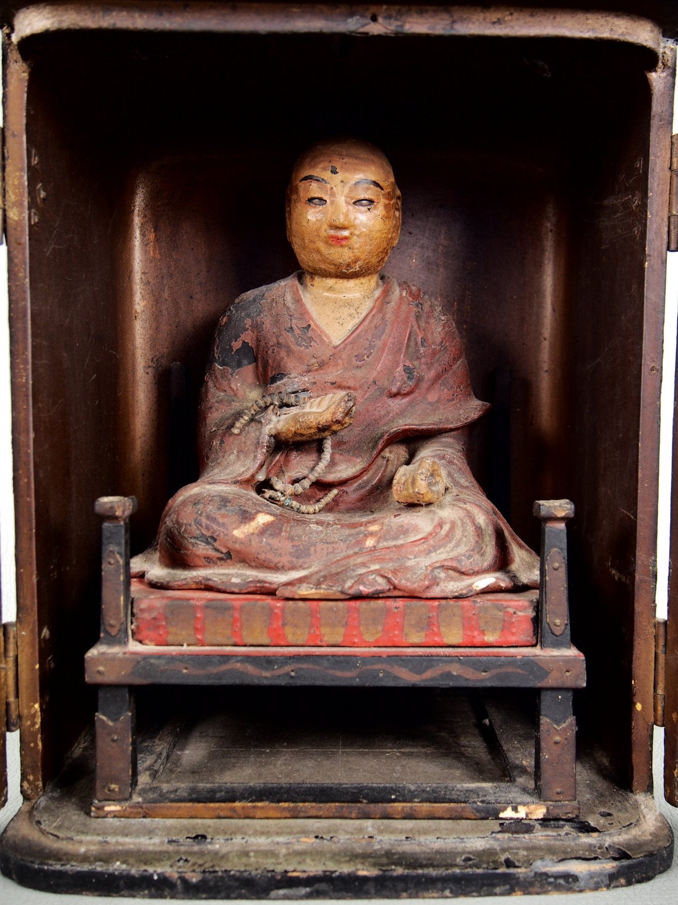 Antike Statue aus einem japanischen Schrein