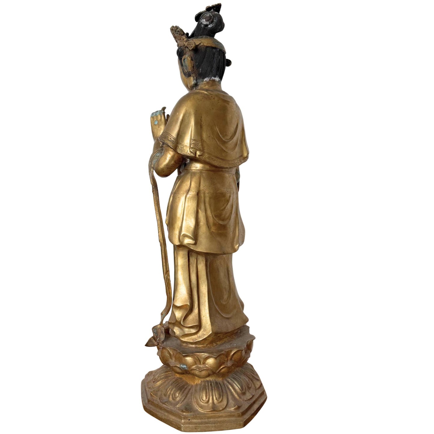 Rückansicht der Kannon, mit Fokus auf die architektonische Struktur des sechseckigen Sockels und des doppelten Lotusfußes.