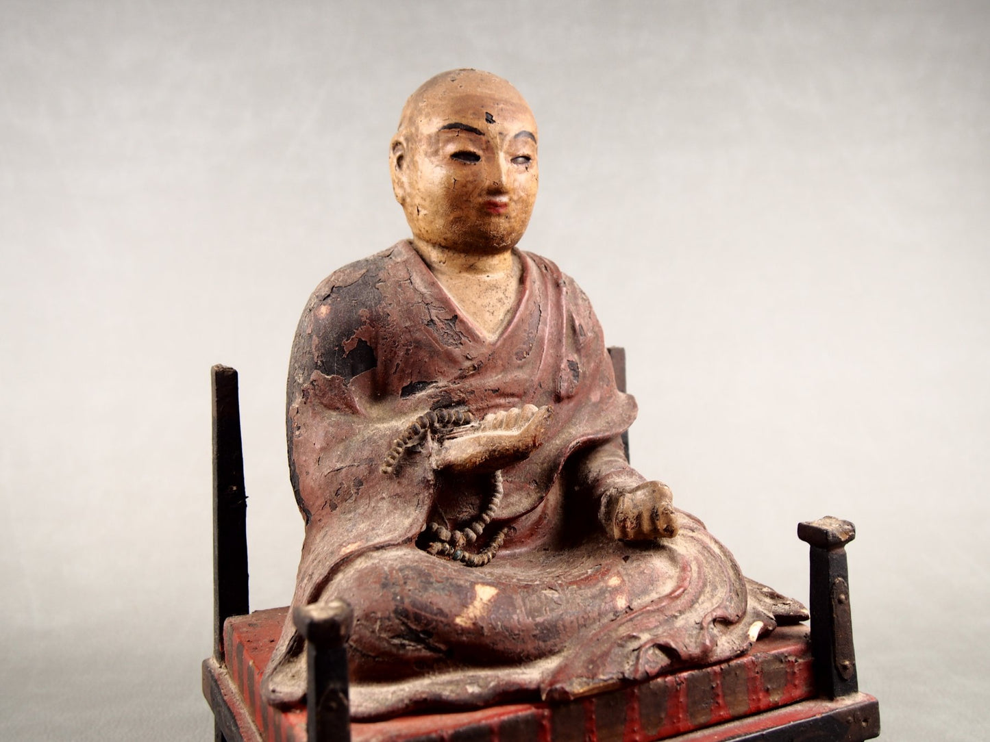 Antike Holzstatue von Kobo Daishi im japanischen Zushi-Schrein


Mittlere und dunkle Statue von Kobo Daishi im japanischen Zushi-Schrein