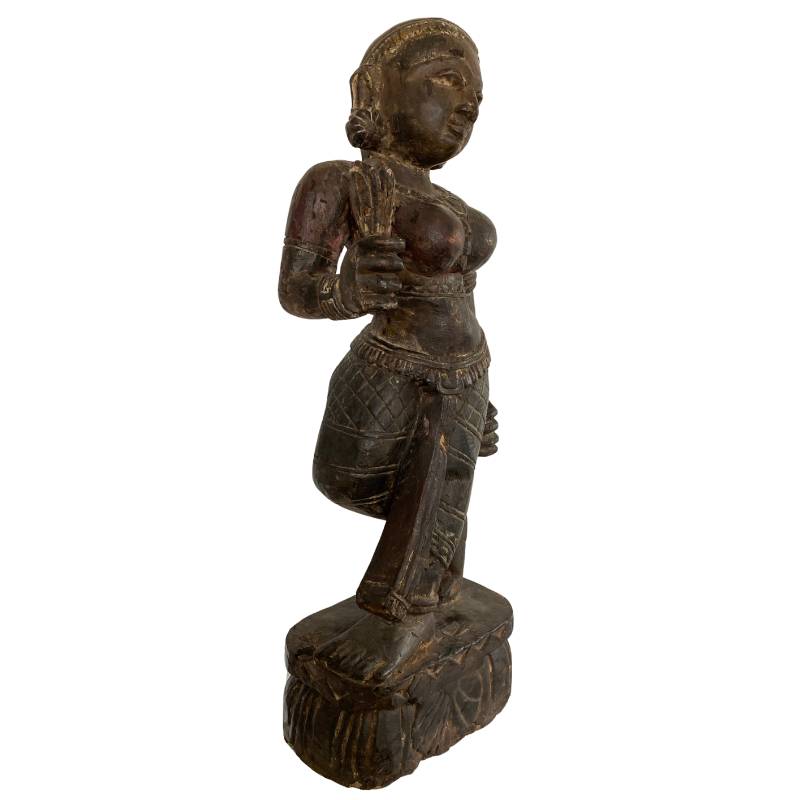 Detail einer hölzernen Lakshmi-Statue aus Nepal mit deutlicher Holzmaserung und altersbedingten Gebrauchsspuren.
